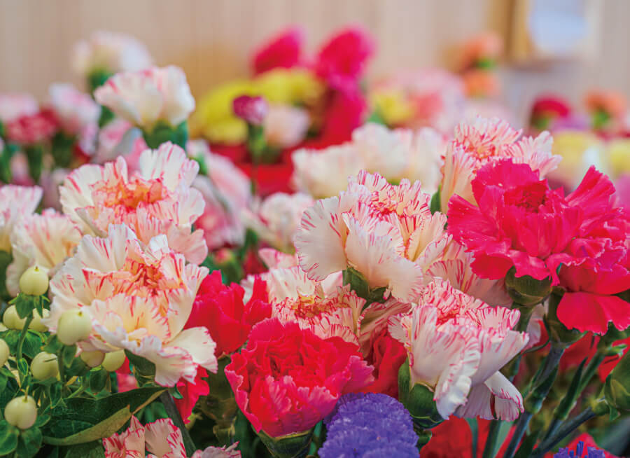 季節や地域に合わせてさまざまなお花をご用意しております。