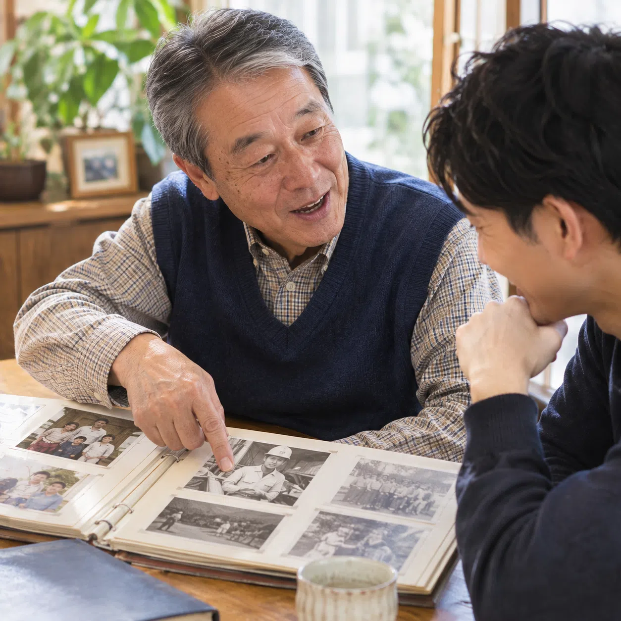 若い頃の仕事姿が写った写真を指さし、成人した子どもに当時の思い出を語る父