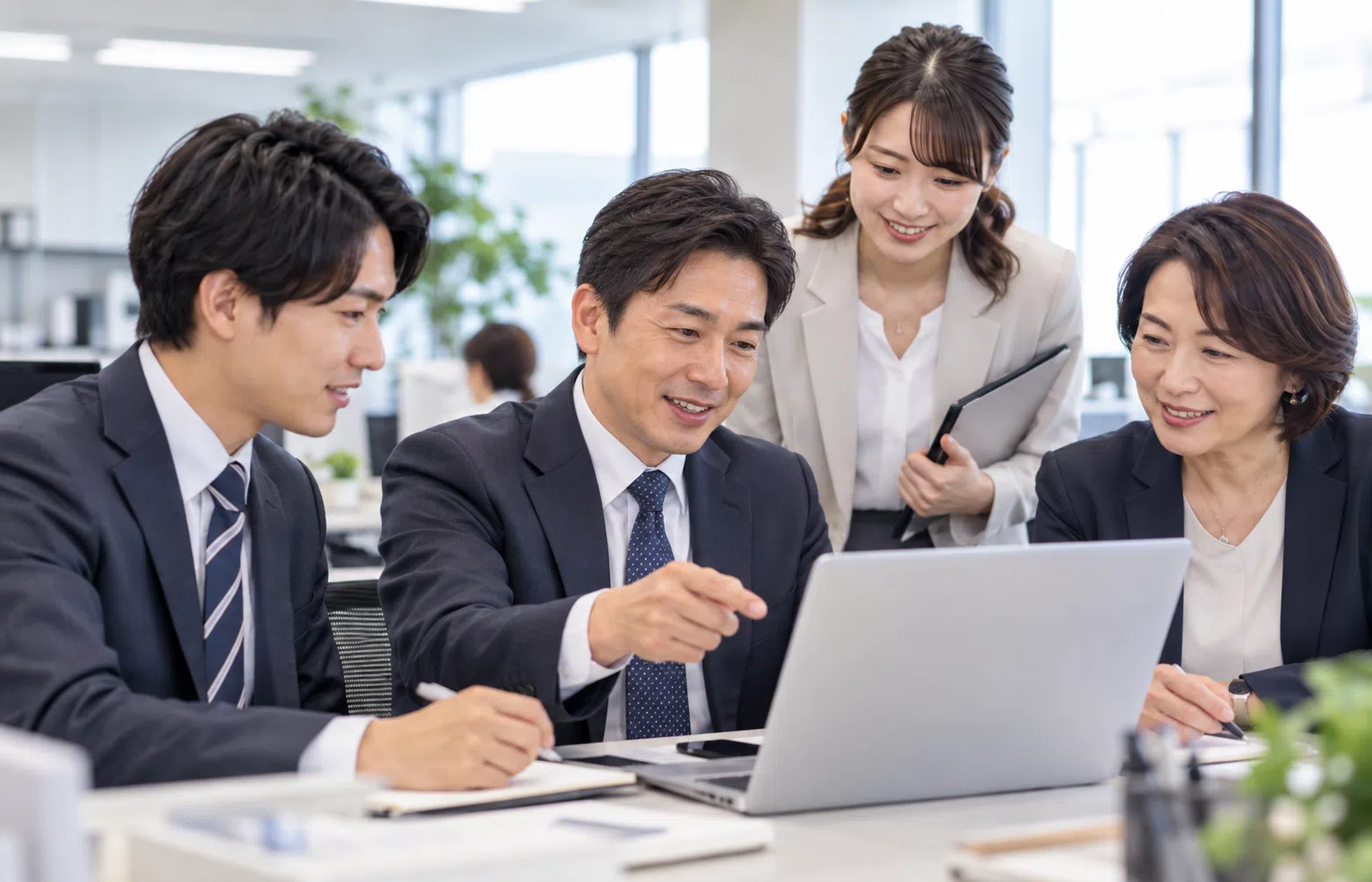 同僚と一緒に仕事に取り組む社員たち