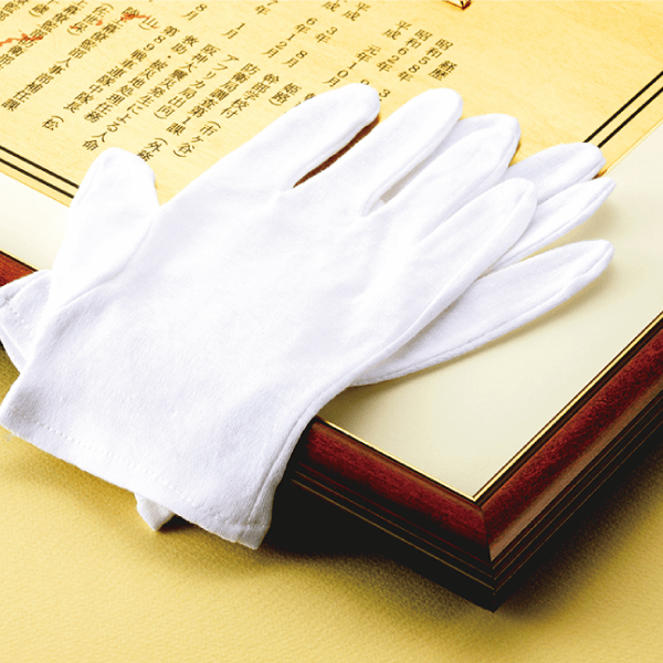白手袋を無料でお付けし、大切な贈り物の演出をいたします。