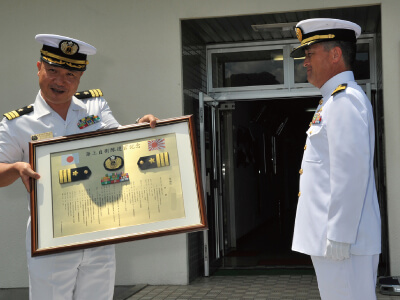 喜ぶ海上自衛官