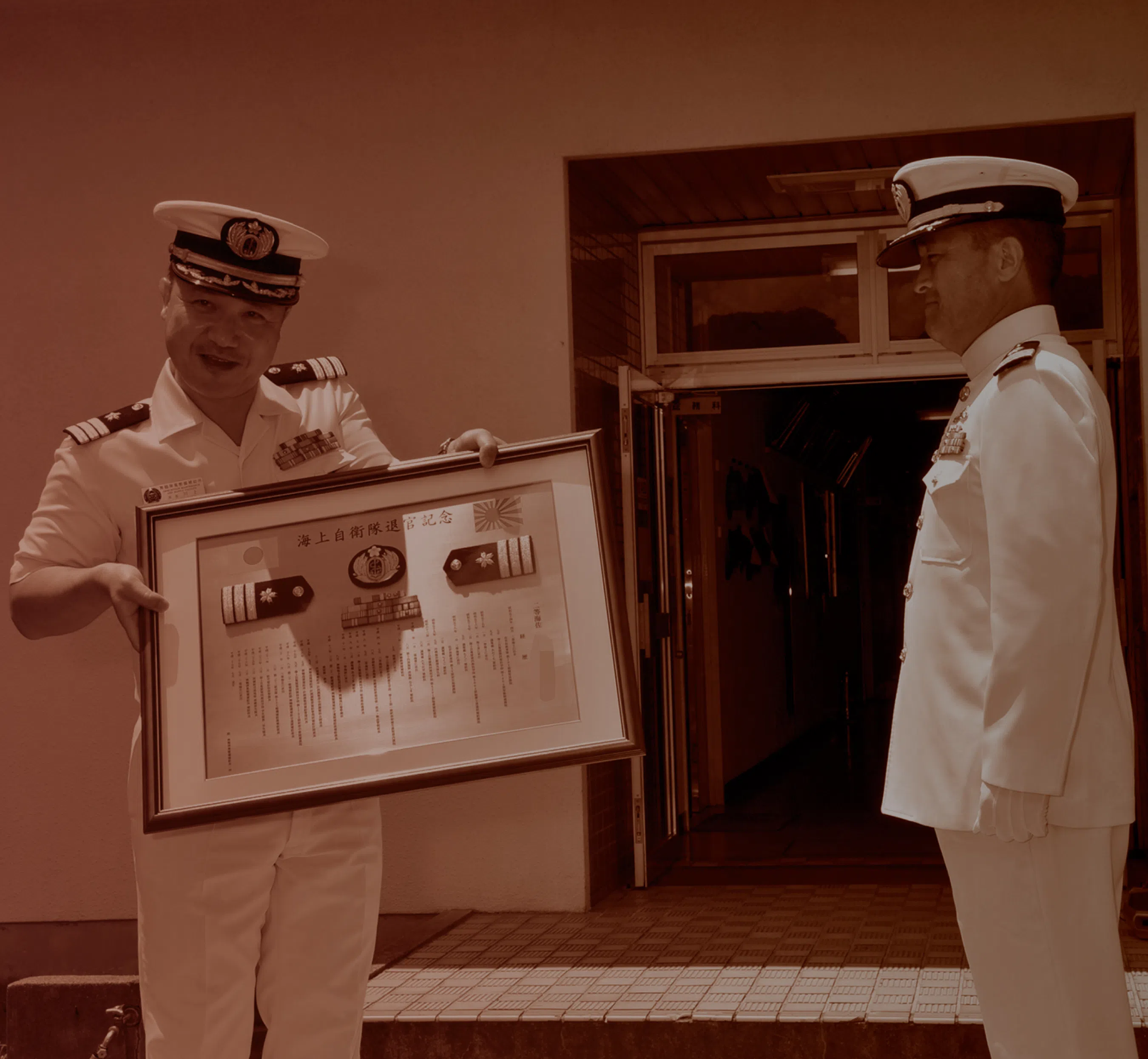 自衛官の退官祝い記念品を贈呈する場面
